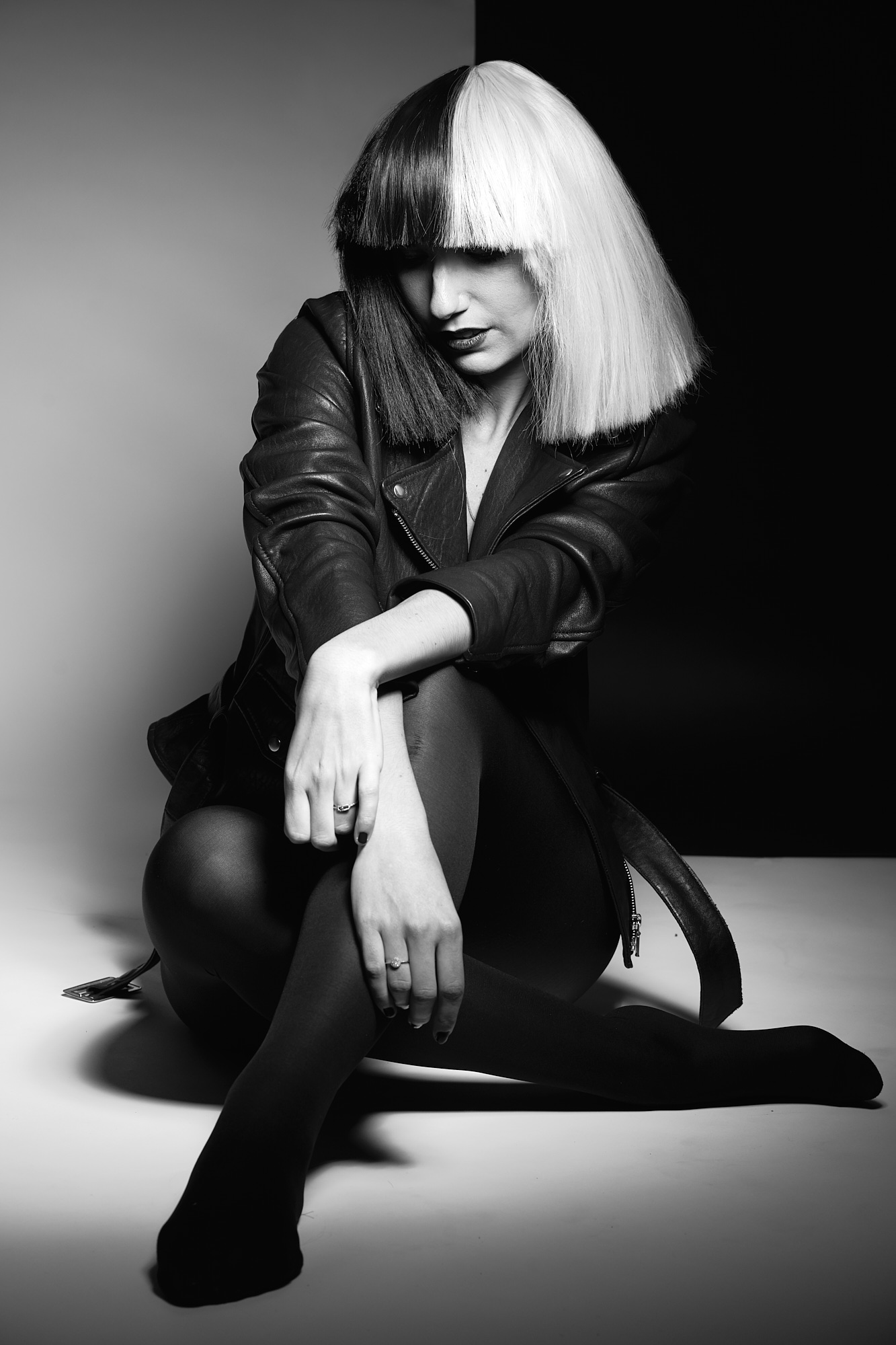 Femme avec perruque Sia, noir et blanc