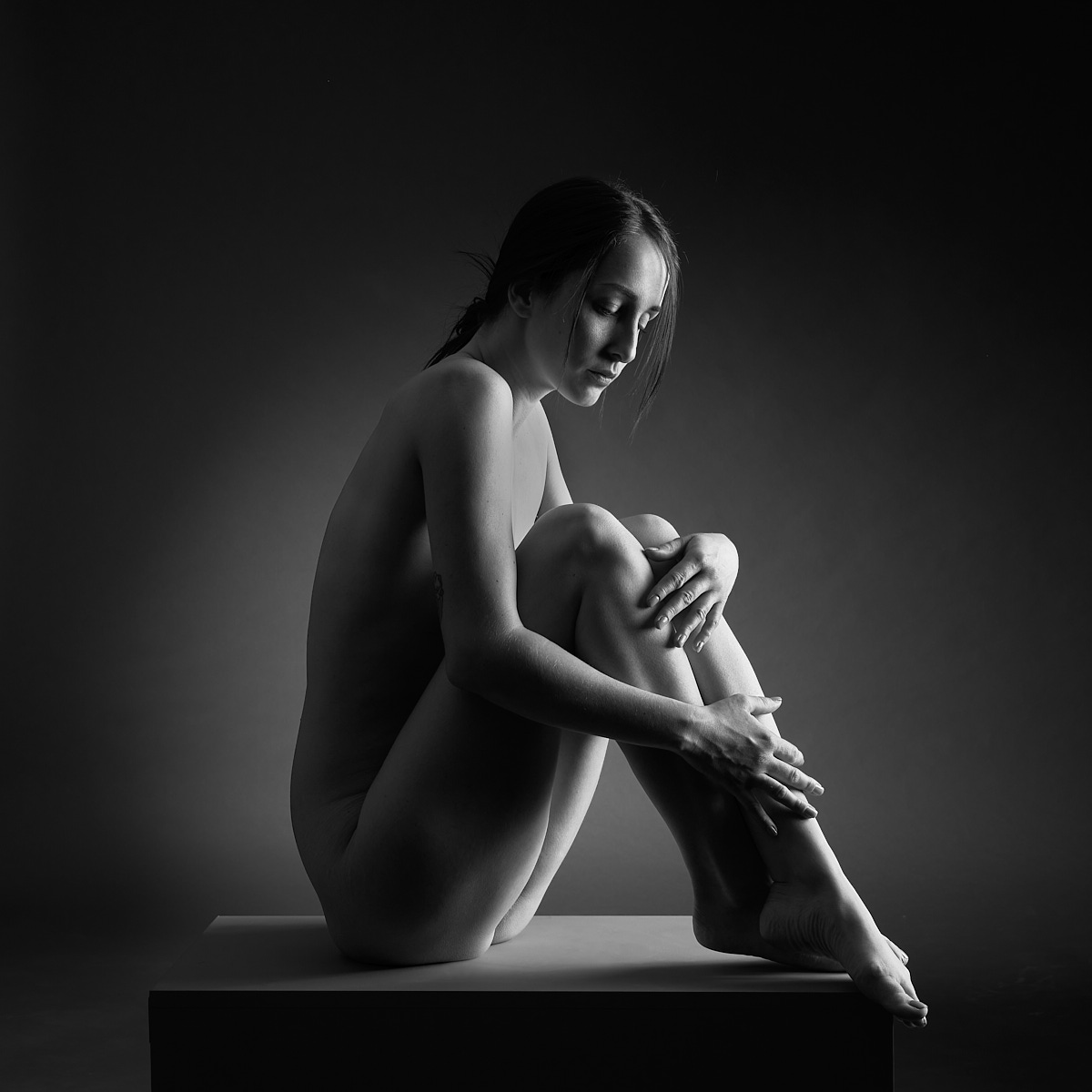 Femme assise noir et blanc